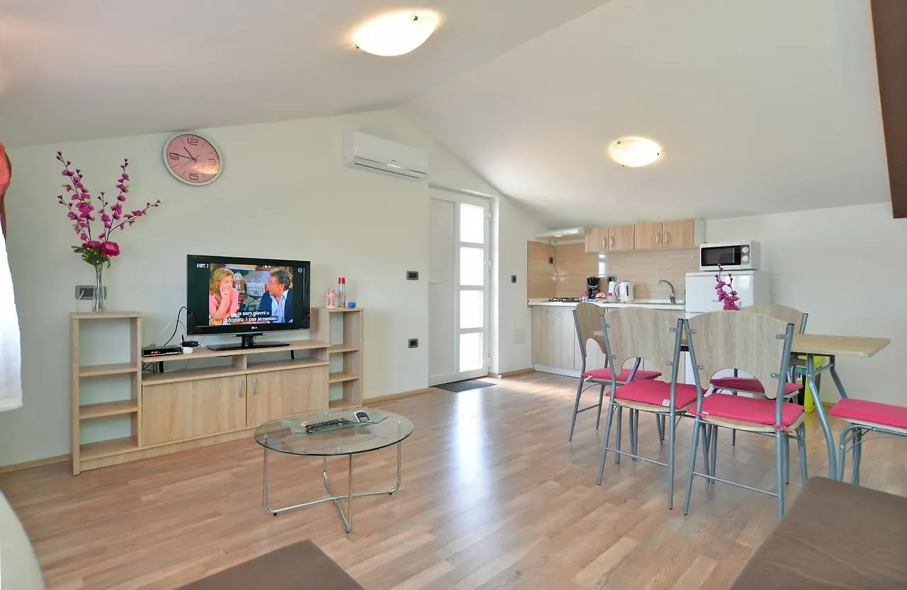 Apartments Dino 1355 Πούλα