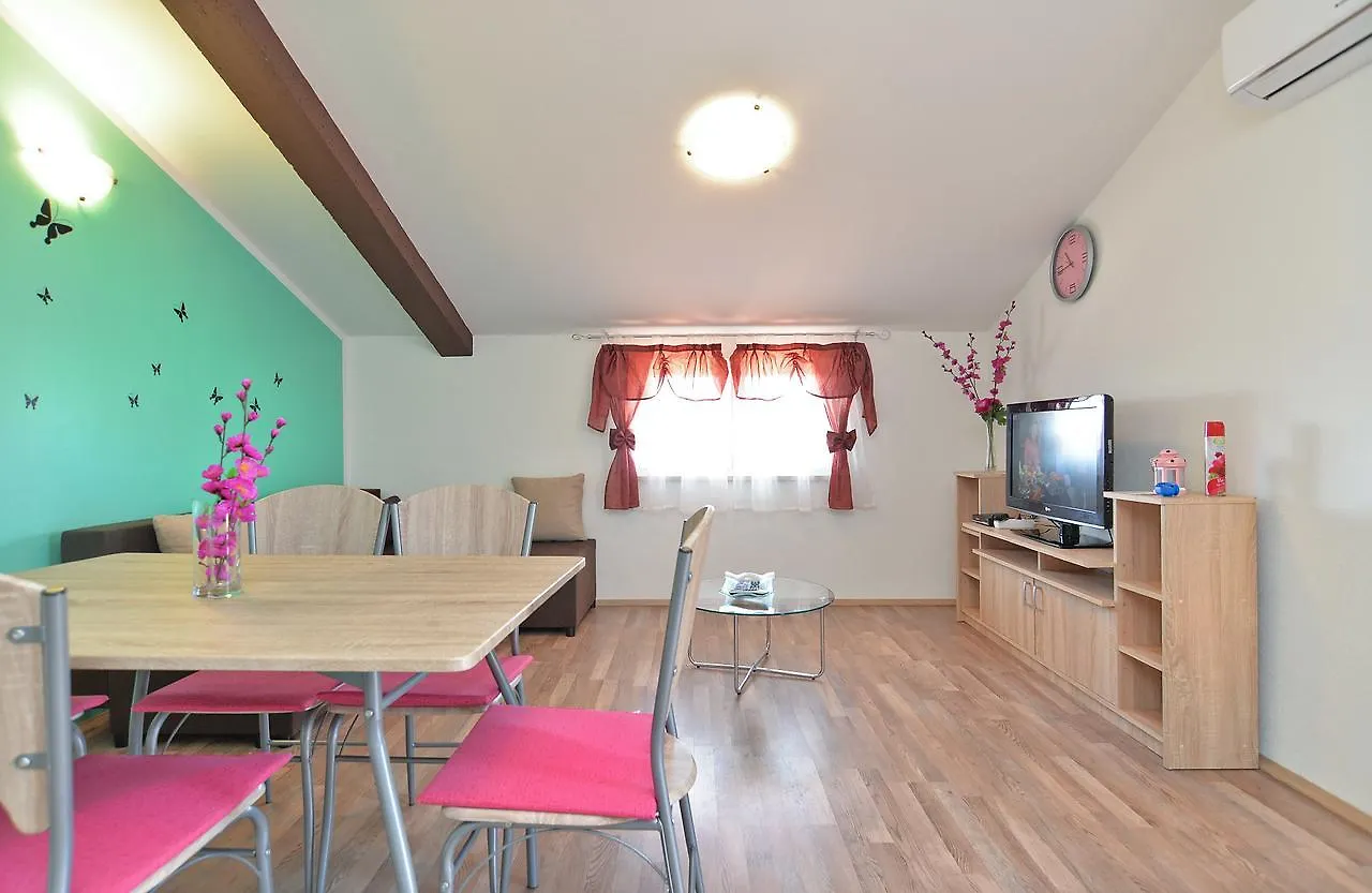 Apartments Dino 1355 Πούλα 0*,