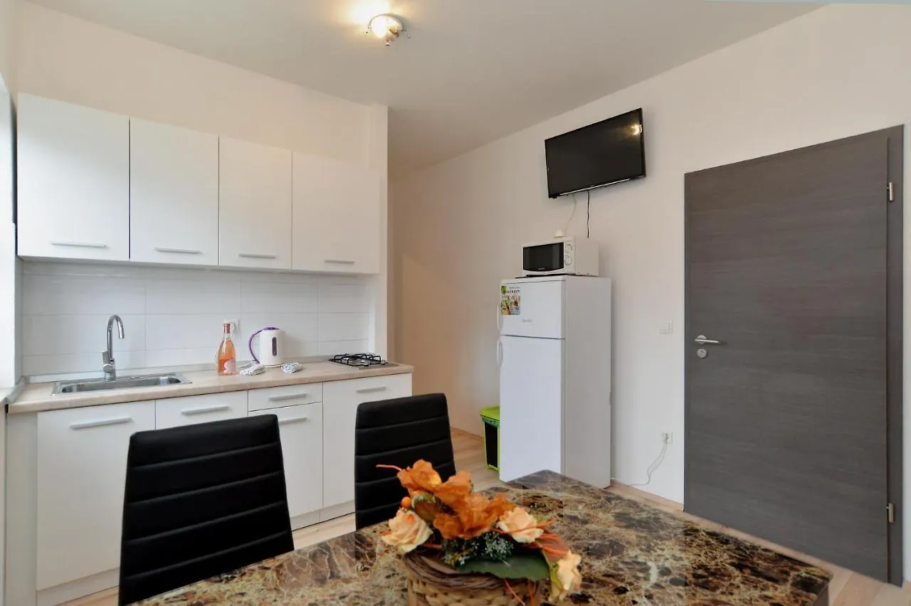 Apartments Dino 1355 Πούλα