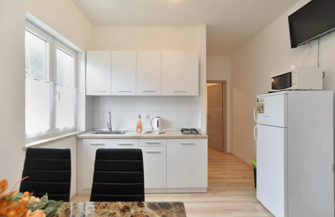Apartments Dino 1355 Πούλα