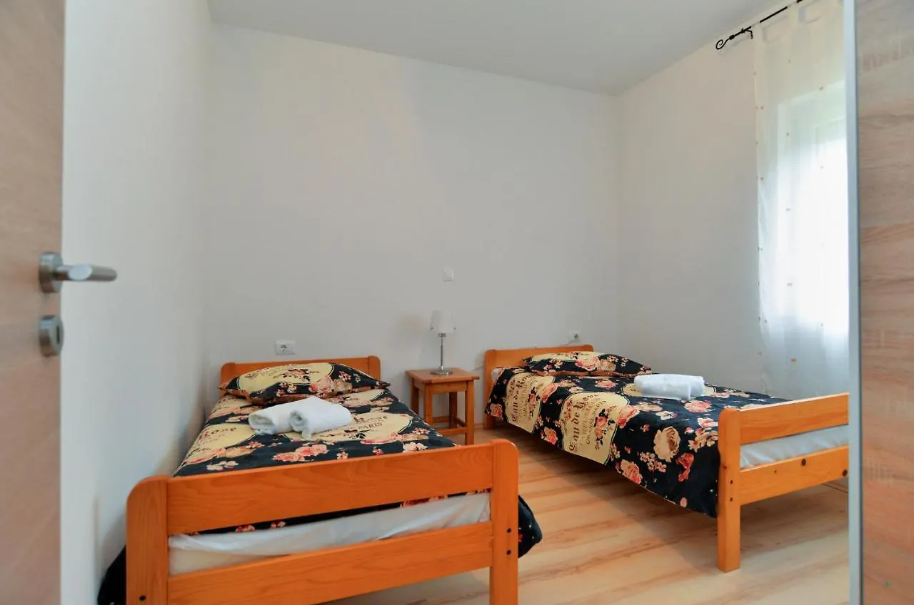 Apartments Dino 1355 Πούλα